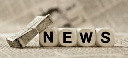 Würfel, auf denen News steht