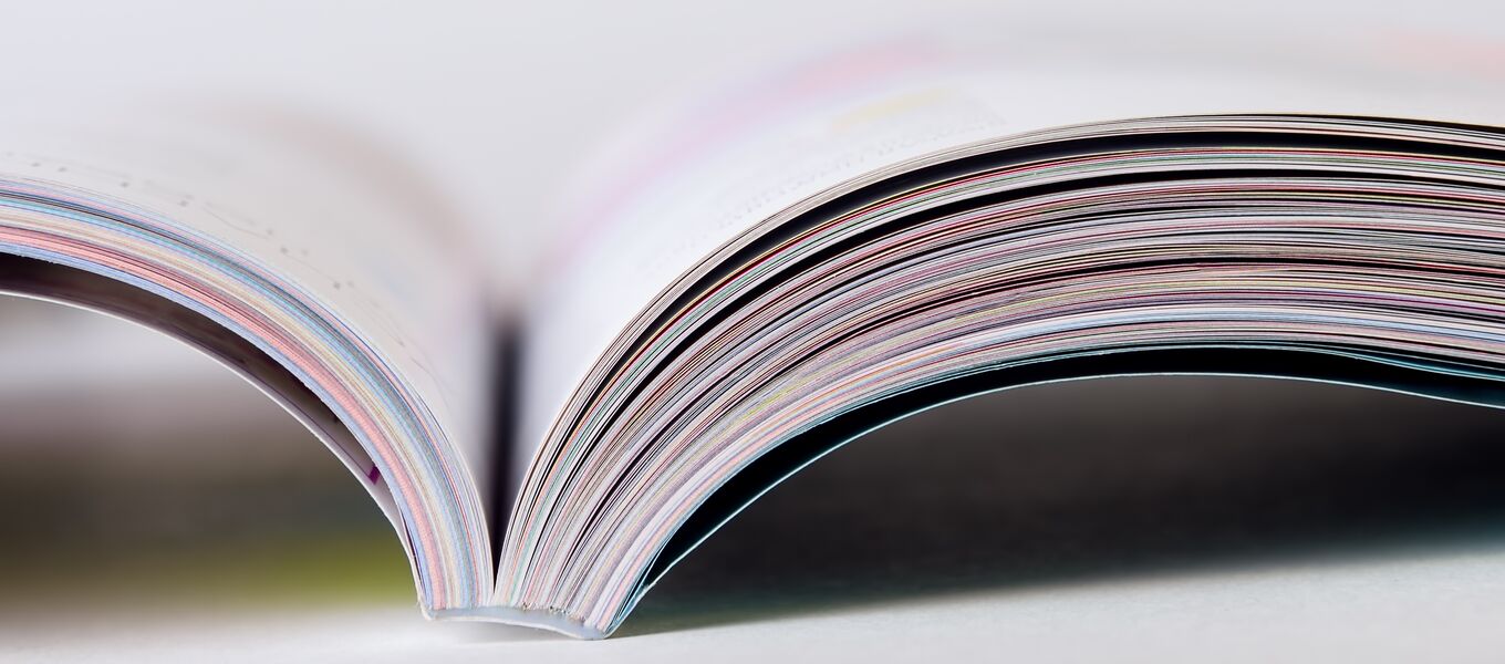 Buch liegt auf Schreibtisch
