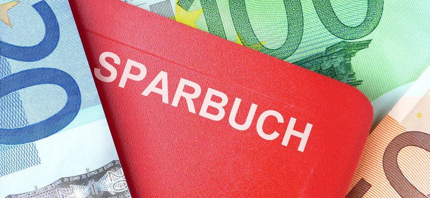 Sparbuch auf Geldscheinen