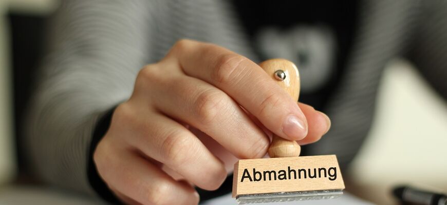 Stempel mit Abmahnung Aufschrift