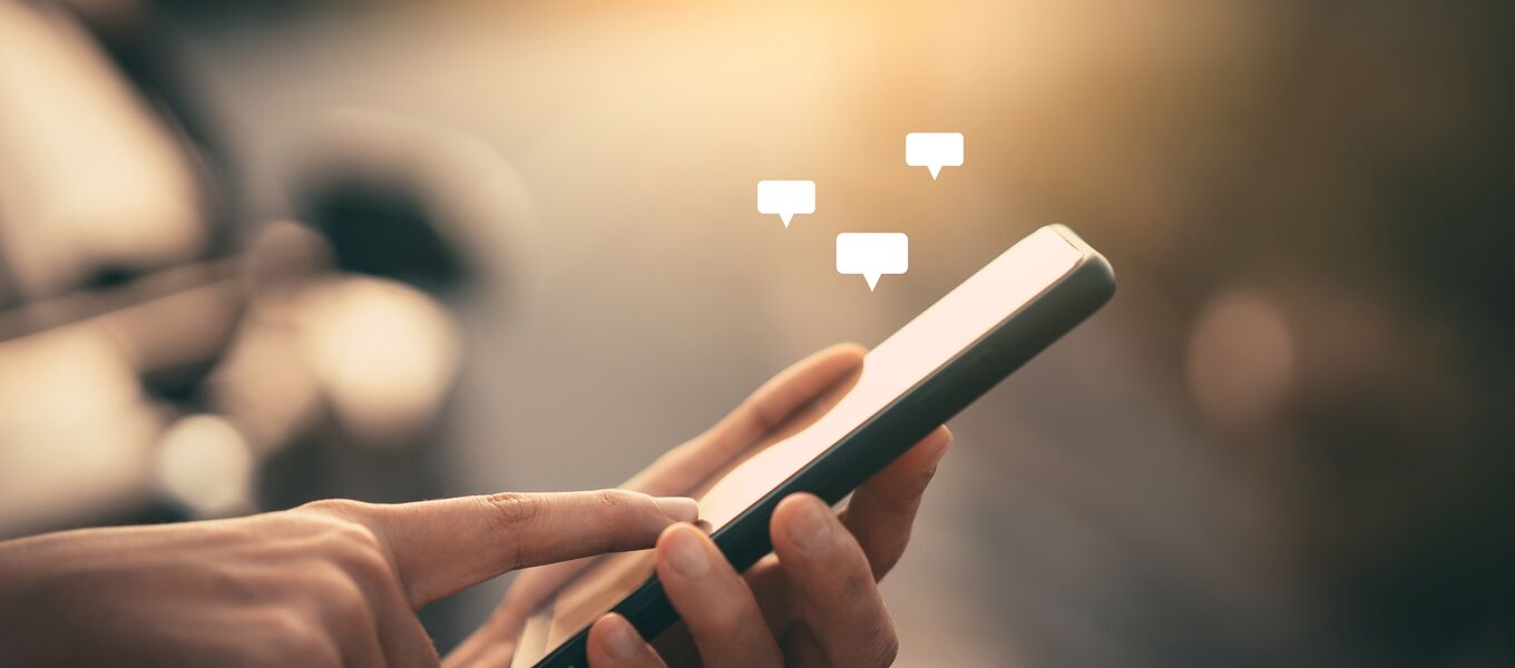 Person mit Handy in der Hand