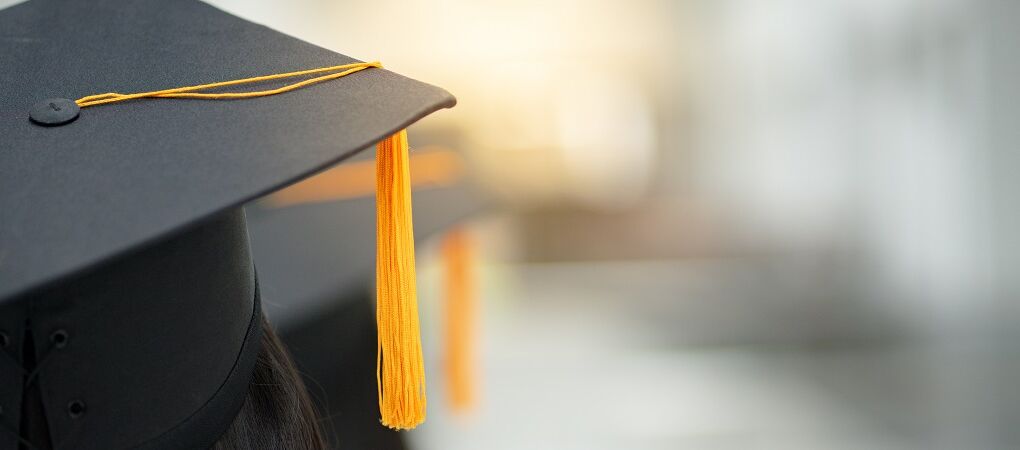 Studentin bei der Abschlussfeier