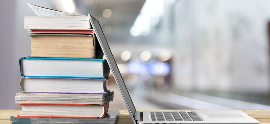 Laptop vor Büchern