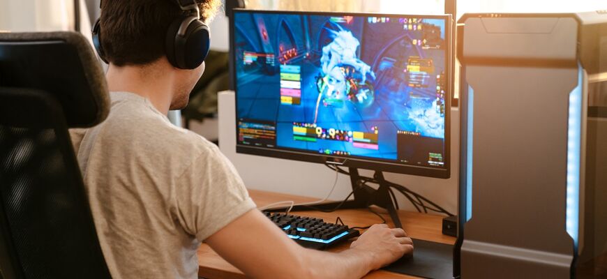 Mann spielt am Computer