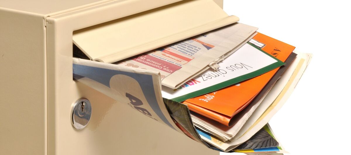 Postkasten mit Werbung und Briefen