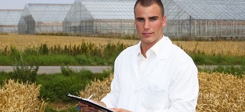 Mann mit Klemmbrett auf Feld