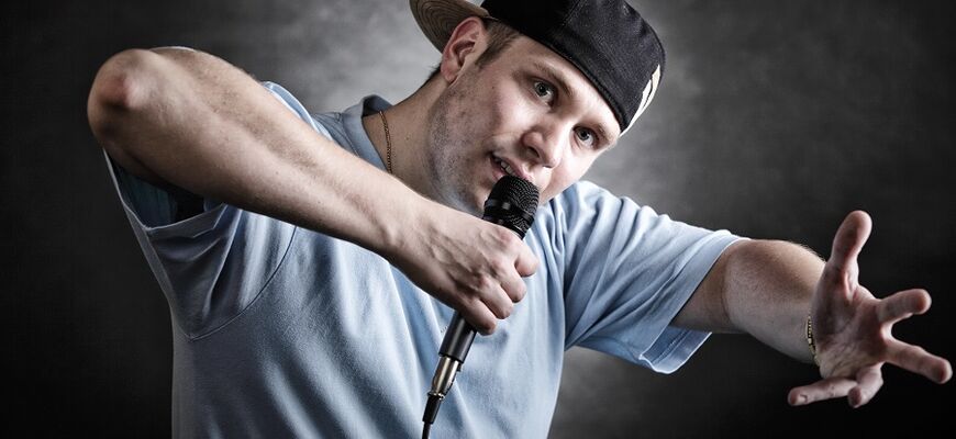 Rapper performt am Mikrofon