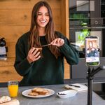 Frau filmt Essenszubereitung für TikTok Video