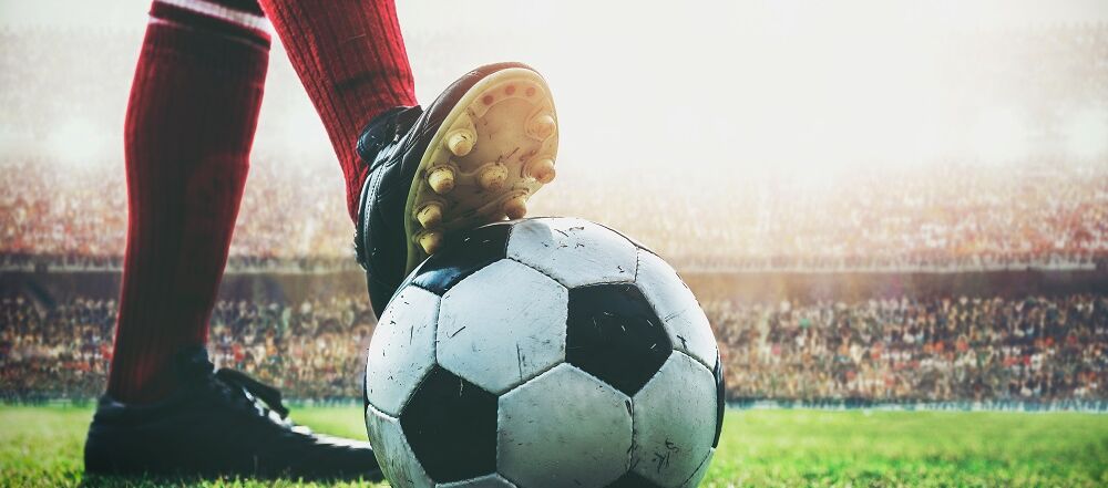Fuß am Fußball im Stadion