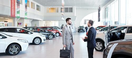 Verkaufsgespräch im Autohaus